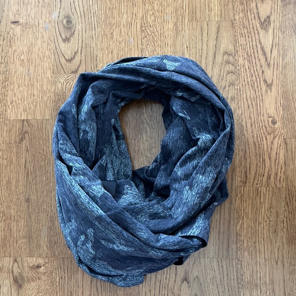 Lululemon🍋 Vinyasa Scarf Foulard Vinyasa Incognito Camo Multi Grey - Picture 2 of 14